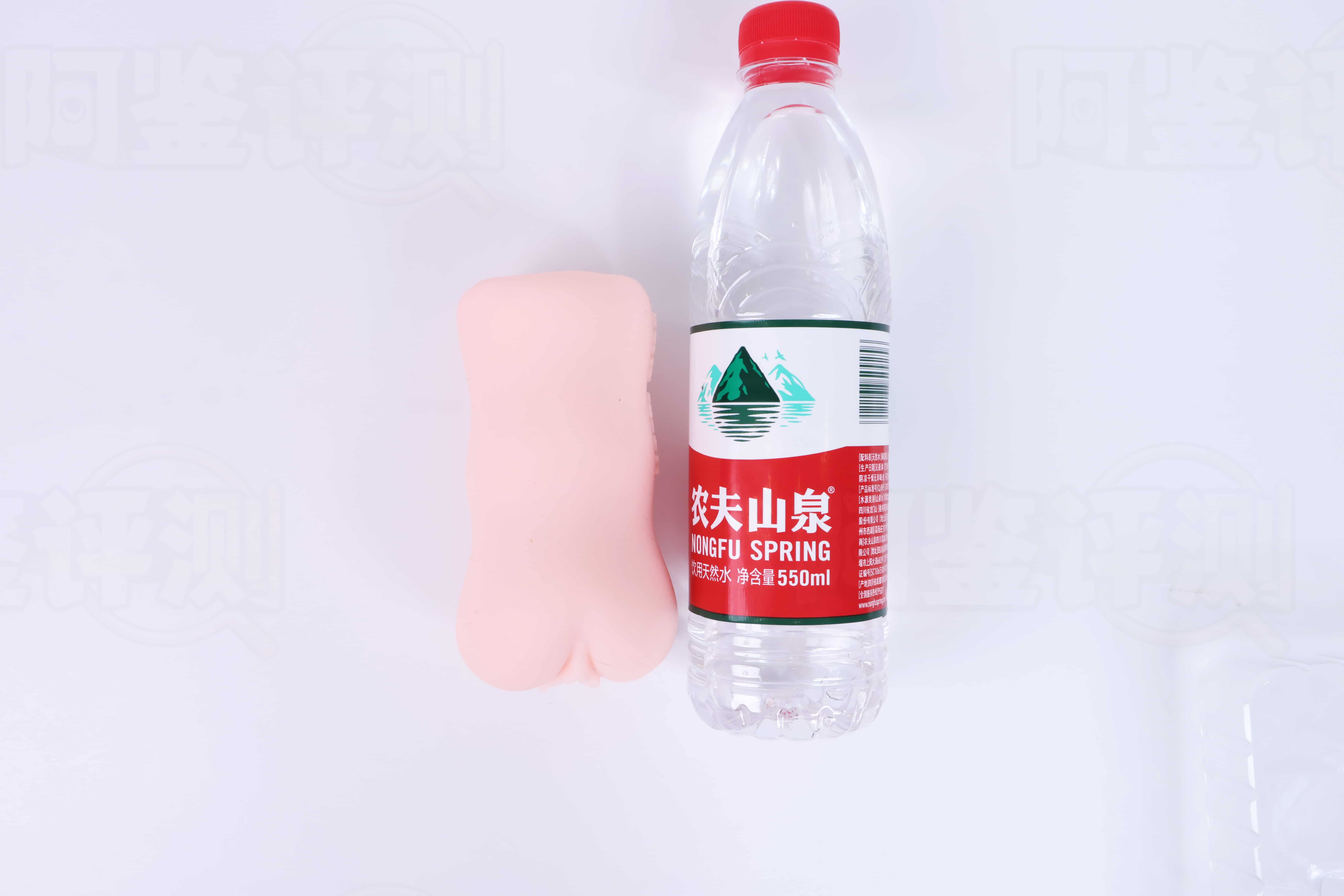 魔眼——”爱上火车联名款”评测！温柔贴合的普通小杯，杯子里真铺了条“铁轨”