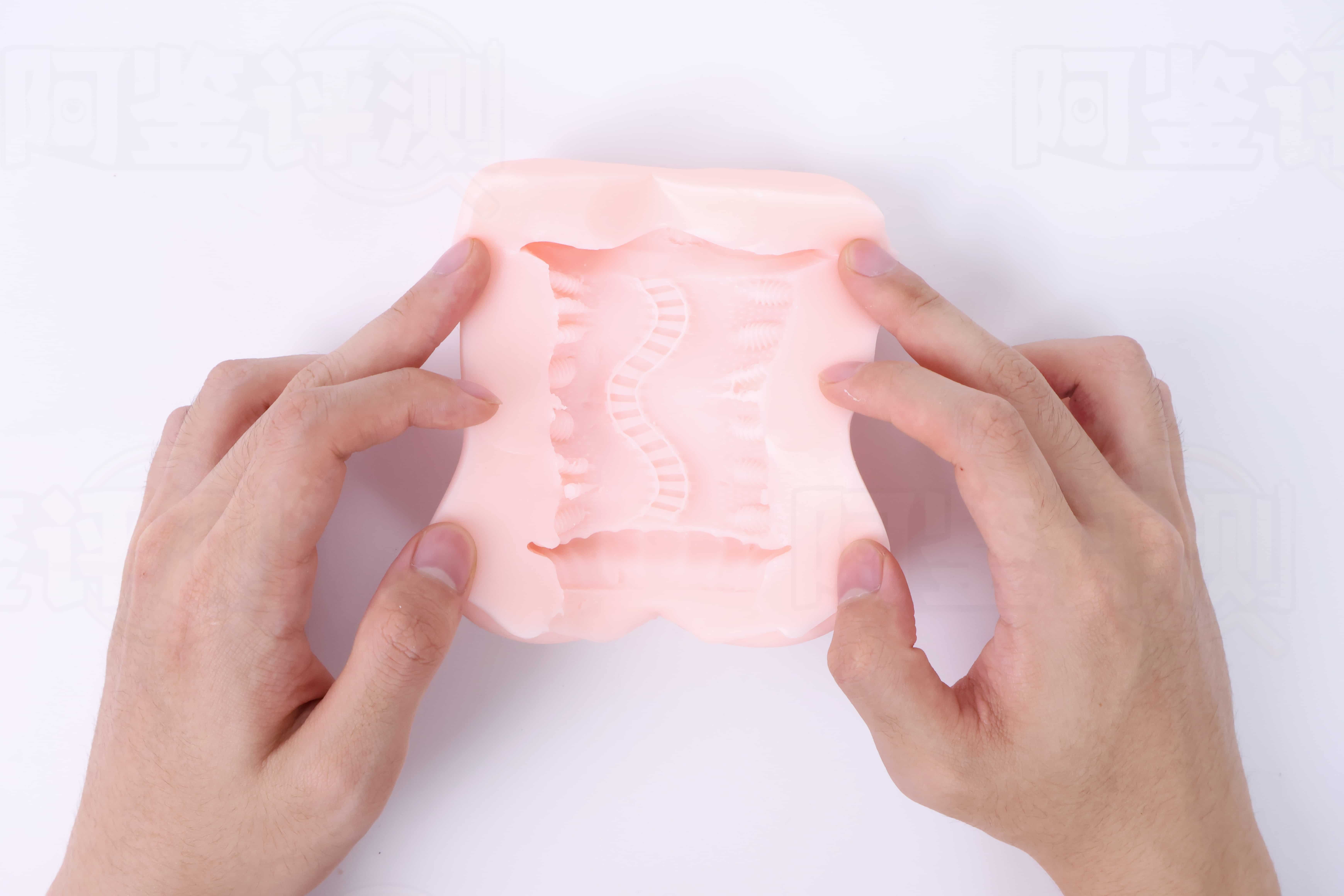 魔眼——”爱上火车联名款”评测！温柔贴合的普通小杯，杯子里真铺了条“铁轨”